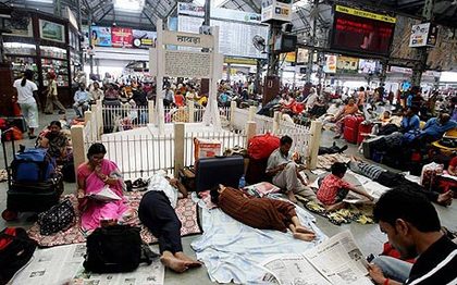 India Railway people, People at station