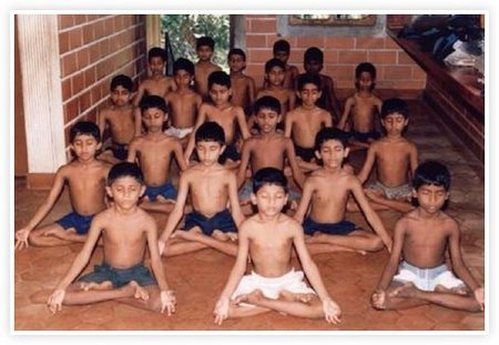 Meditating children, volunteer india